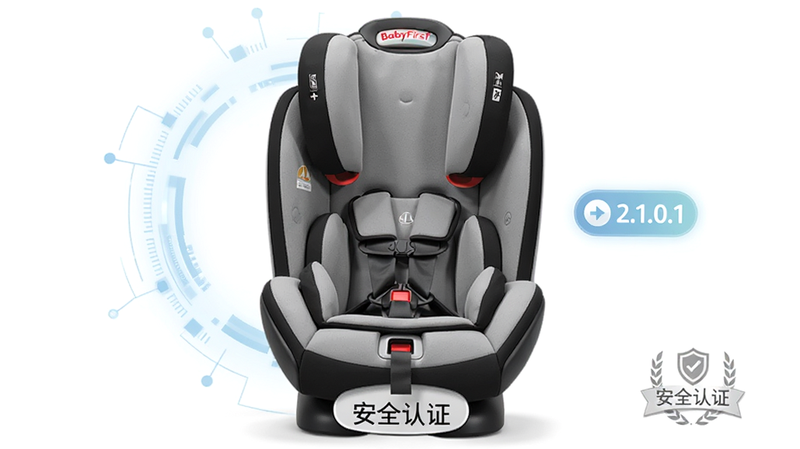 一张展示白色背景下的BabyFirst灵悦3+儿童安全座椅的高清产品图,主体居中,左侧有淡蓝色科技感光环环绕,右侧悬浮显示“2.1.0.1”版本号图标,底部有简洁的“安全认证”徽章,整体风格现代简约,光线柔和,高清质感,无多余杂物