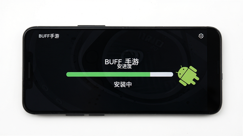 չʾһ�������ֻ����ڰ�װ��BUFF���Ρ�APP�Ĺ��̣���Ļ��ʾ�������͡���װ�С�����������Ϊ���İ�ɫ�����־��У��Ű漫�򣬷��Ϊ�����̷̳磬ϸ�ڴ��а�׿������ͼ�꣬�����������ɾ�������Ԫ�أ�������ʾΪ