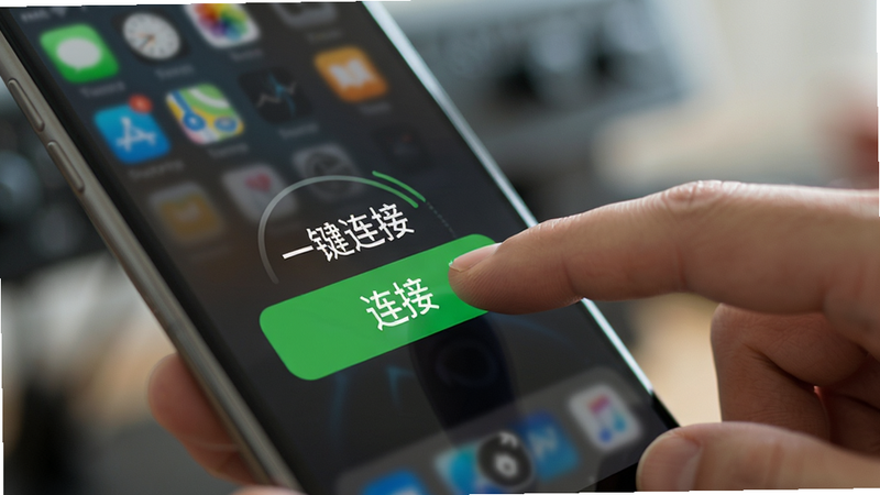 一张操作示意图,一只手正在点击手机屏幕上的绿色“连接”按钮,背景模糊处理以突出主体,布局紧凑,风格写实,细节清晰,画质高,无多余文字干扰,文字“一键连接”位于按钮上方