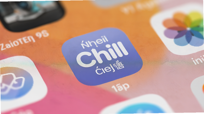 手机桌面显示Chill粤应用图标的特写,图标设计精致,带有粤语拼音元素,背景为干净的渐变色彩,其他应用图标模糊处理以突出主体,风格现代简洁,光影效果自然,高清画质,无杂乱元素