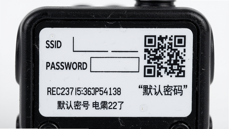 主体为记录仪背面标签特写,清晰显示“SSID”和“PASSWORD”字段,布局紧凑,风格产品实拍,细节展示二维码与型号信息,画质高清,干净,文字“默认密码”加引号