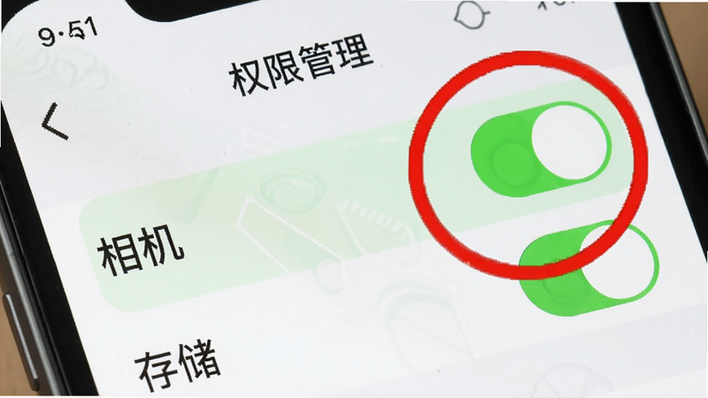 手机设置界面特写,显示“权限管理”页面,其中“相机”和“存储”权限开关被高亮显示为绿色开启状态,旁边有红色圆圈标注,强调权限设置的重要性。风格扁平化,色彩鲜明。