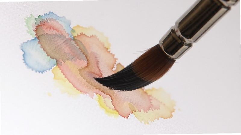 画板painting画笔细节特写,主体为屏幕局部放大视图,展示一支数字画笔正在画布上留下细腻的水彩笔触,笔触边缘有自然的晕染效果,色彩过渡柔和。背景为纯白画布,突出笔触质感。视角为近距离微距,光线柔和,强调笔刷的物理真实感,高清细节,无噪点。