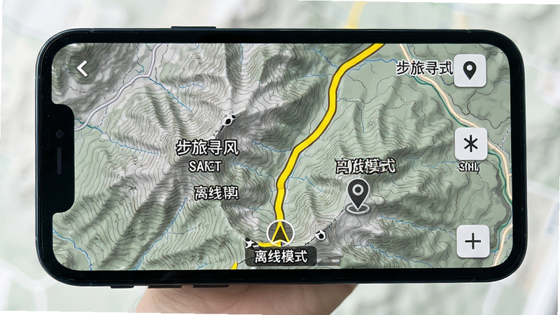 主体为手机屏幕显示步旅寻风离线地图界面,布局展示山川地形细节,地图色调为自然灰绿,中间有一条醒目的黄色导航路径贯穿画面,排版清晰直观,风格写实地图风,细节包含等高线纹理与定位图标,画质清晰锐利,干净无杂乱信息,文字标注“离线模式”
