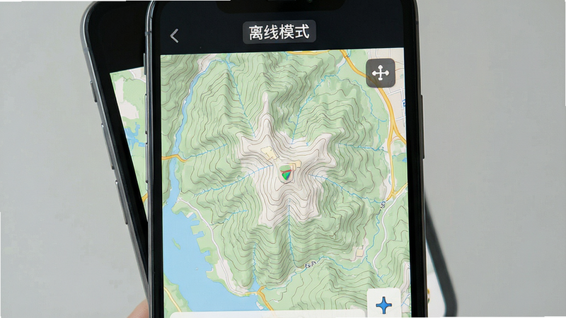 生成一张离线地图界面截图,主体为手机屏幕显示无信号状态下的地图界面,布局聚焦于地图中心,顶部显示‘离线模式’标签,排版紧凑,风格扁平化设计,细节展示地形等高线,画质清晰,干净,无多余元素