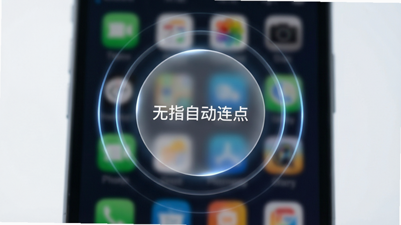 主体为手机屏幕中央悬浮的半透明圆形控制按钮,按钮中心显示文字“无指自动连点”,周围环绕着表示点击波纹的同心圆动画效果,背景为模糊的手机应用界面,布局居中对称,排版简洁现代,风格科技感强,细节处有微光高亮,画质4k高清,干净无多余元素