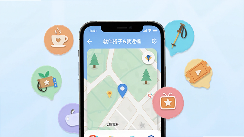 主体为一部展示“就伴搭子&就近桃”应用界面的智能手机,屏幕中心显示地图界面,周围漂浮着代表不同兴趣的彩色图标(如咖啡杯、登山杖、电影票),背景为柔和的浅蓝色渐变,风格清新扁平化,排版简洁,细节丰富,画质高清,干净,无多余元素