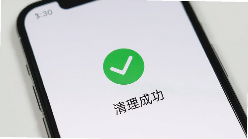 手机屏幕显示清理完成报告, 绿色对勾图标,