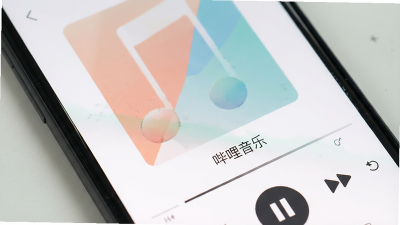 手机屏幕特写,显示无广告纯净的音乐播放器UI,背景为简约几何图形,文字显示“哔哩音乐”,风格极简主义,色彩柔和
