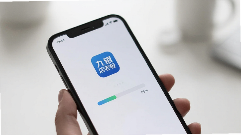 用户正在使用手机安装应用,屏幕显示进度条和