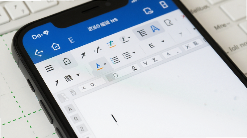 Nextcloud Dev 文档编辑界面,主体为手机屏幕显示正在编辑的 Word 文档,布局包含工具栏与编辑区,排版紧凑,风格明亮办公风,细节展示光标闪烁与格式按钮,画质清晰,干净,无多余元素
