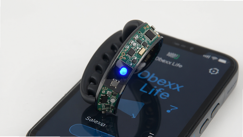 Smart ring sending data to Obexx Life app, blue light indicator, modern tech style, clean background, detailed circuitry