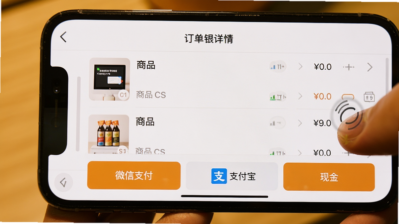 主体:云收银管家手机端操作截图,显示收银结算页面,包含商品列表和支付按钮;布局:顶部有返回按钮和“订单详情”标题,中间为商品列表(带图片和价格),底部为“微信支付”“支付宝”“现金”三个大按钮;排版:列表可滚动,按钮水平排列;风格:真实操作界面截图,暖色灯光下拍摄;细节:手机屏幕上有手指点击动作示意;画质:高清,干净,无多余元素。