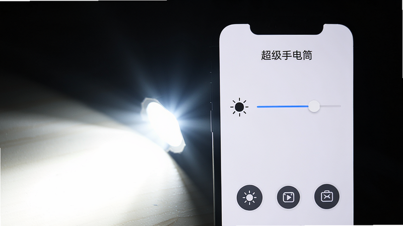 一个智能手机屏幕显示超级手电筒应用界面,背景黑暗,手机闪光灯发出耀眼白光,照亮周围环境,界面简洁有亮度滑块和模式按钮,文字