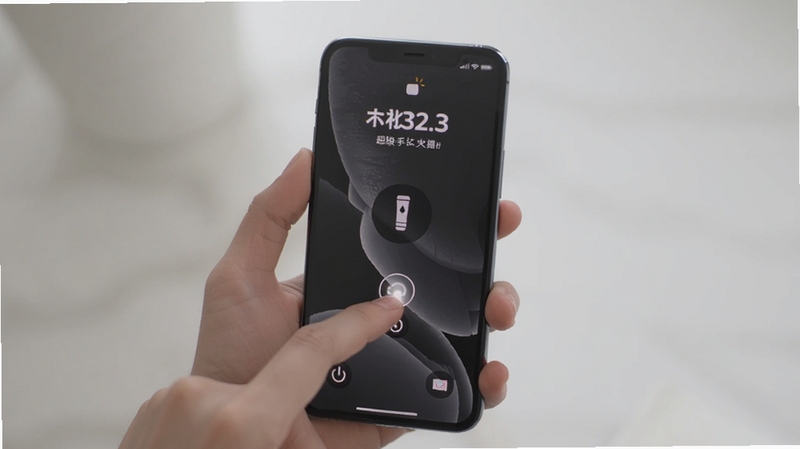 一只手拿着锁屏状态的手机,屏幕显示超级手电筒快捷开关图标,手指双击电源键,手机闪光灯亮起,背景柔和,风格简约,干净明亮
