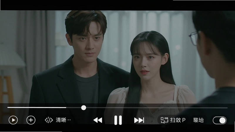 一张手机播放界面截图,视频正在播放一部短剧,画面清晰,底部有播放控制栏,包含倍速、清晰度、弹幕开关等按钮,背景为暗色,突出视频内容。