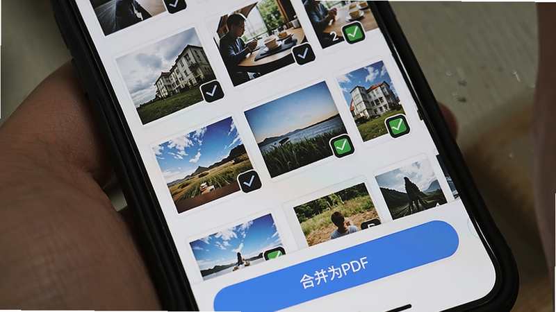 展示手机操作过程:屏幕中显示多张图片被勾选,下方有“合并为PDF”按钮,图片缩略图排列整齐,布局为网格状,风格实用清晰,细节上每张图片右下角有数字序号,画质干净
