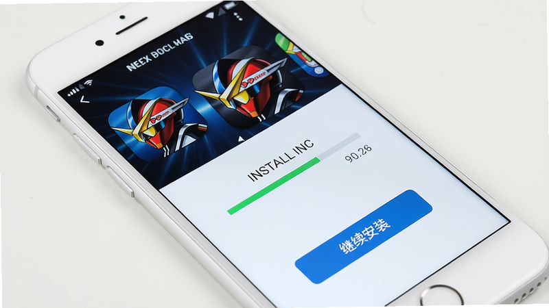 展示假面骑士创骑变身模拟器在手机上的安装界面,手机屏幕显示安装进度条,背景是应用图标,下方有“继续安装”按钮,整体界面干净,手机边框为白色,风格写实,画质清晰,无多余元素。