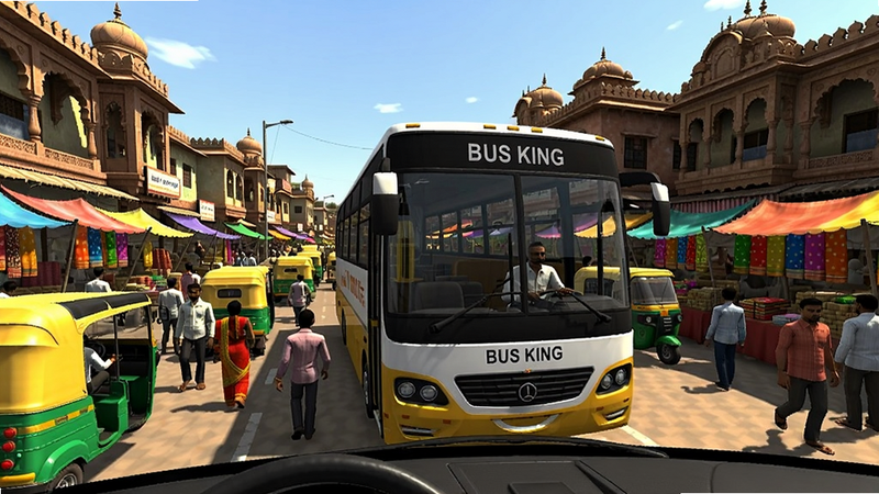 Bus King India Bus Simulator的印度城市街景,画面中一辆巴士正在通过拥挤的市场,周围有行人、突突车和彩色摊位,阳光明媚,建筑风格带有印度元素,画面清晰,细节丰富,图片干净,展现真实模拟驾驶场景