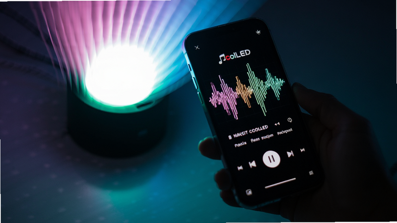 CoolLED�����ɶ����ܣ��ֻ��������֣��ƹ������仯����̬ģ��Ч�����Ƽ��У�����Ϊ�ֻ��͵ƹ⣬���ֶ�̬������ſᣬϸ���в���ͼ�����ʸ���