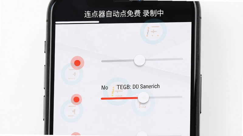 手机屏幕展示点击录制过程,屏幕上出现多个红色圆点标记点击位置,旁边有延迟时间调节滑块,上方显示