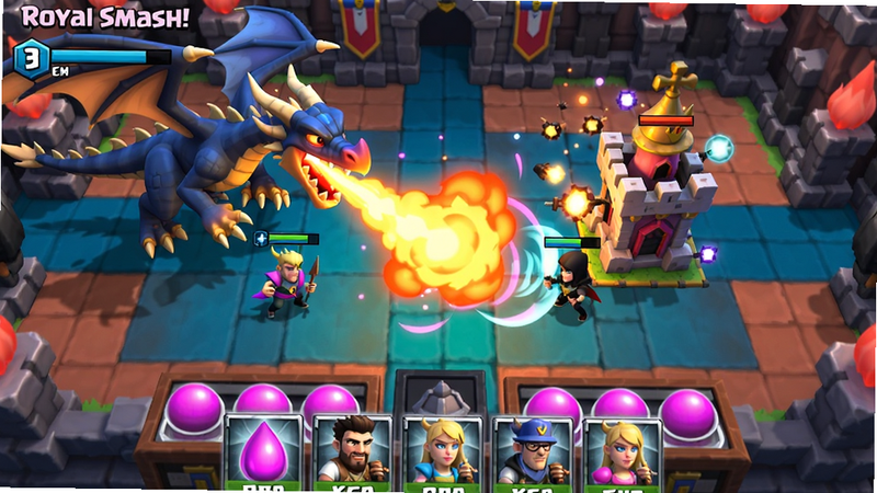 主体为《Royal Smash!》实时对战截图,画面中央显示两名玩家正在激烈对决,屏幕上有一只巨龙喷出火焰,敌方公主塔正在被攻击,下方有圣水槽和五张手牌,背景为竞技场,带有动态特效,画质高清,卡通风格,色彩明亮