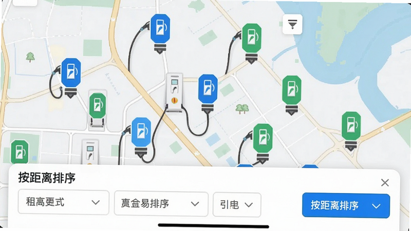 联合快充充电站查找界面截图,地图上分布多个充电桩图标,底部有筛选条件栏,用户正在点击“按距离排序”,手机屏幕显示清晰,蓝色和绿色图标对比明显,画质干净