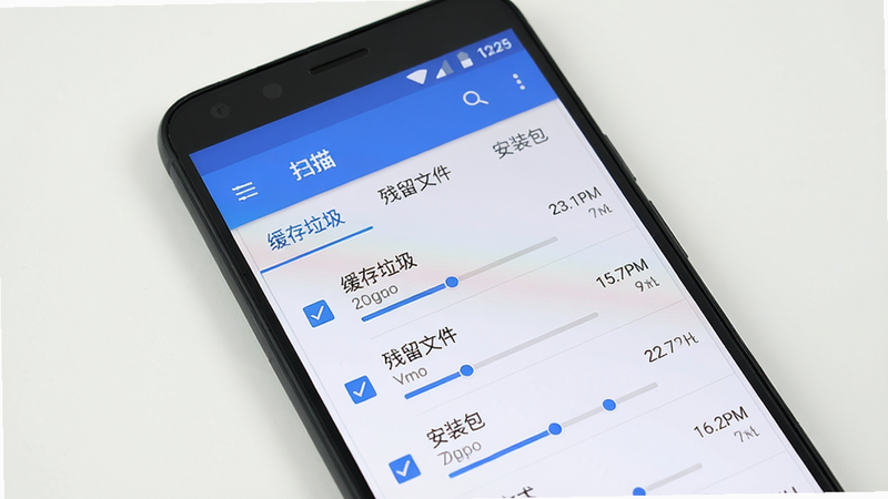 主体:手机屏幕显示扫描结果列表,布局:分类标签页“缓存垃圾”“残留文件”“安装包”,排版:列表项整齐,每项带勾选框和文件大小,风格:Material Design风格,细节:进度条动画,画质:高清,干净,无多余元素