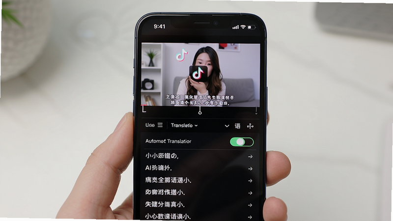 主体为手机屏幕展示AI抖音的字幕编辑界面,布局上下分栏,上方是视频预览带字幕,下方是字幕列表,排版简洁,风格清爽,细节有自动翻译开关和语种选择,画质清晰,无多余元素