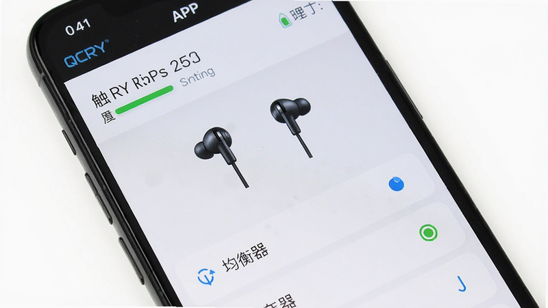 ����Ϊ�ֻ���Ļ����ʾQCY APP�豸�������棬���ֶ����ж����ͺź͵������·��д������á��������Ȳ˵�������࣬ϸ�ڰ�������ͼ��������״ָ̬ʾ������Ϊ��ɫ�����ʸ��壬�޶���Ԫ��
