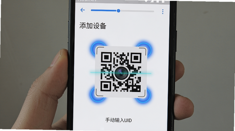 主体:手机屏幕上显示Foscam APP的“添加设备”向导页面,中间有摄像头二维码扫描框,下方有“手动输入UID”选项。布局:垂直居中,顶部有进度条。风格:Material Design 风格,白色背景。细节:扫描框边角有蓝色动画闪烁。画质:干净,无多余元素。