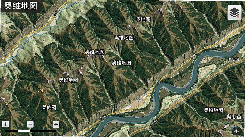 主体:奥维地图高清卫星地图展示,画面中央显示一片山区与河流,地图上标注有地名和等高线,左下角有缩放比例尺,右上角有图层切换图标,整体色彩真实细腻,画质极高,干净无多余元素,文字标注'奥维地图'