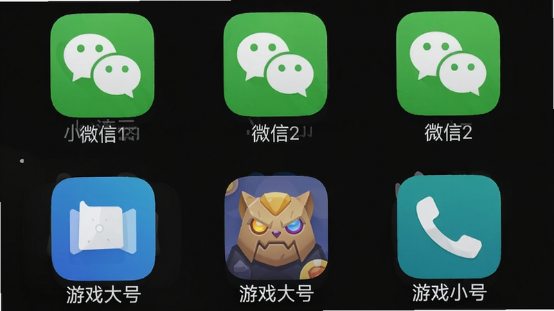 小滴云手机多开界面截图,展示桌面上排列了多个虚拟手机图标,每个图标标注不同应用,如“微信1”“微信2”“游戏大号”“游戏小号”,背景为深色模式,图标整齐排列,界面干净,画质高清。