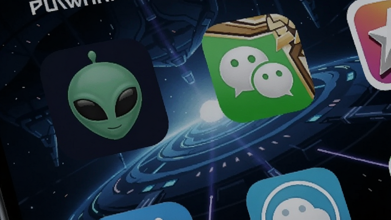 一张手机桌面截图,显示外星人语音盒图标与微信、王者荣耀等应用图标并列,背景为科幻风格壁纸,整体视觉效果炫酷,无多余元素。