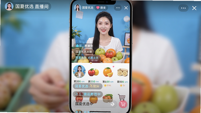 国夏优选直播界面截图,主体为手机屏幕内直播画面,主播正在展示水果,下方有商品链接列表。布局为竖屏,直播画面占上半部分,商品列表占下半部分,底部有输入框和购物车按钮。风格为清晰明亮,细节包括主播头像、点赞数、弹幕滚动。画质高清,干净无多余元素,文字显示