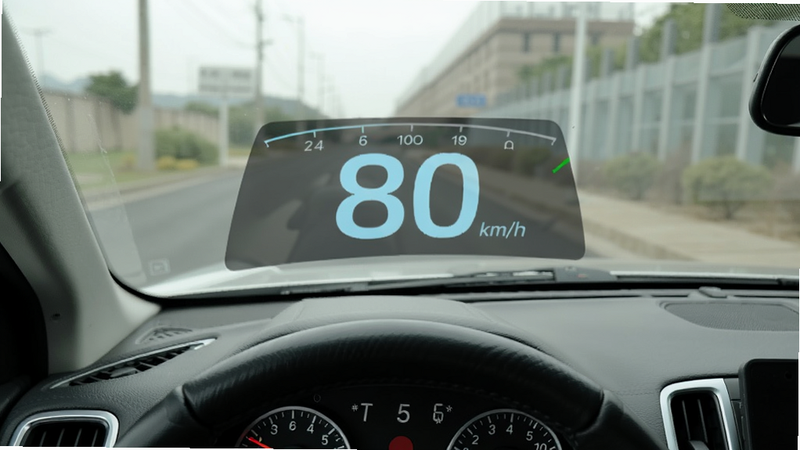 一张手机横屏显示车速表测速HUD模式,数字“80”km/h投影在挡风玻璃上,主体为汽车内部视角,布局为驾驶员视角,风格写实,细节包括数字清晰,画质干净,无多余元素