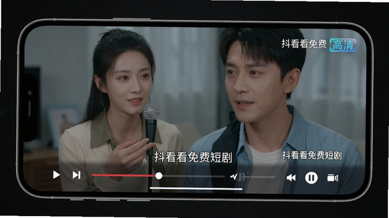 主体:手机横屏播放短剧画面,画面清晰流畅,底部有播放进度条和控制按钮,右上角显示“高清”标识。布局:手机横屏居中,画面充满屏幕,背景为暗色。排版:画面中人物清晰,字幕显示正常,控制按钮布局合理。风格:真实观影场景,画质细腻。细节:画面中显示“抖看看免费短剧”水印,进度条上有缓冲图标。画质:高清渲染,干净,无多余元素。