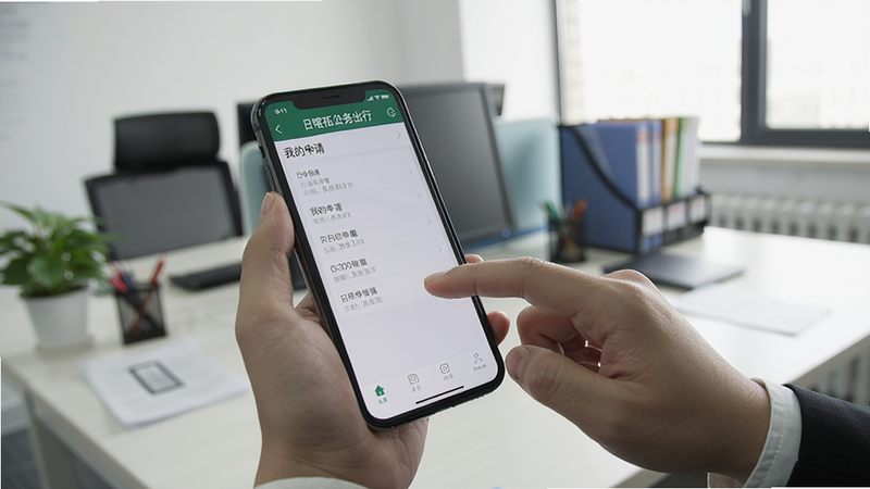 一张用户手持手机使用