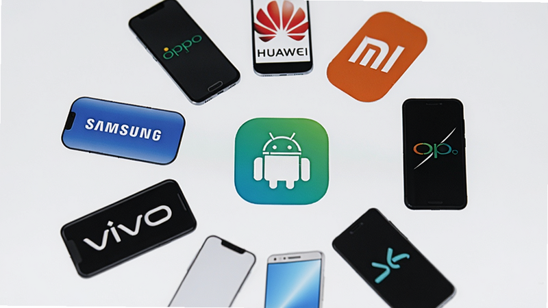展示安卓换机能手支持多品牌手机的界面,主体为华为、小米、OPPO、vivo、三星等品牌手机图标围绕在软件logo周围,布局为圆形环绕,风格简洁,细节有品牌logo标识,画质干净,无多余元素