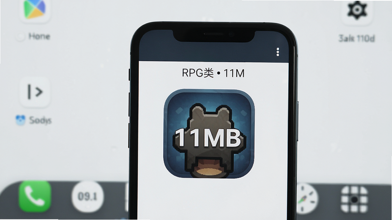一张展示“RPG类 11M”游戏安装包大小的手机截图,手机屏幕显示游戏图标和“11MB”字样,周围是简约的桌面背景,构图简洁,突出安装包体积小的特点,风格写实,画质干净无多余元素