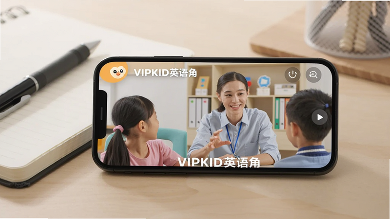 ��������Ϊһ�������ֻ�������ʾ��VIPKIDӢ��ǡ��Ŀγ���Ƶ���棬���������ѧ����������Ļ���С�VIPKIDӢ��ǡ��������ֻ��Է���һ���ʼǱ���һ֧�ʣ�����Ϊ������дʵ��񣬹�����ͣ���ͼ�ɾ�����������