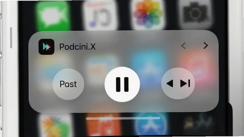 展示Podcini.X应用在通知栏中的播放控制界面,包含节目名称、播放/暂停按钮、上一集/下一集按钮,背景为毛玻璃效果,整体设计简洁现代,突出便捷操作,画质干净,无多余元素