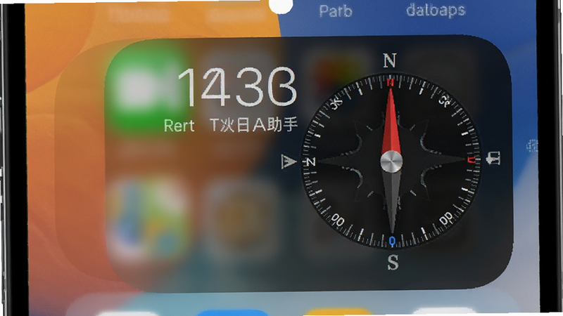 手机锁屏界面显示指南针方位助手小部件,罗盘时间与日期清晰可见,背景为桌面壁纸,风格简约,画质高清,无多余元素