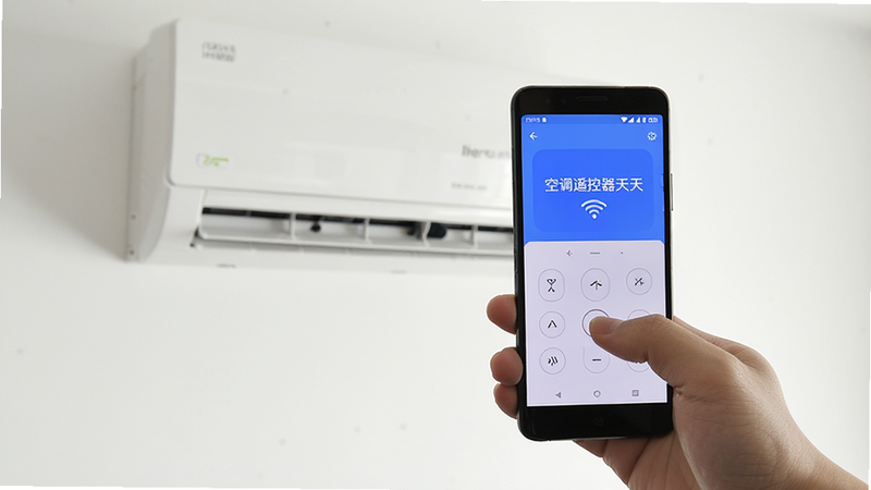一个用户手持安卓手机对准壁挂式空调按压遥控界面的实拍场景,手机屏幕显示“空调遥控器天天”的简洁界面,画面明亮,对焦清晰,背景是干净的白色墙面,构图稳定,风格写实,画质高清