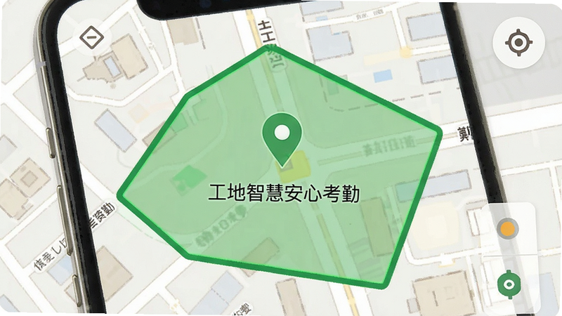 手机地图界面,显示一个绿色的多边形电子围栏区域,中间有一个定位标记,标注“工地智慧安心考勤”围栏范围,风格地图UI,清晰,无杂乱道路