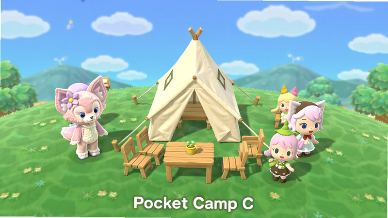 主体为Pocket Camp C游戏主界面全景图,布局中心是绿色草地上的白色帐篷和木质桌椅,周围环绕着玲娜贝儿等卡通角色,背景是蓝天白云和远山,排版清晰,风格为清新治愈系卡通插画,细节丰富,画质高清,干净无多余元素,文字