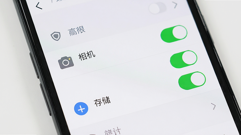 主体为手机屏幕显示设置权限界面,高亮显示“相机”、“存储”权限为开启状态。布局为列表式,风格简洁,细节包括开关按钮、权限图标。画质清晰,干净,无干扰元素。