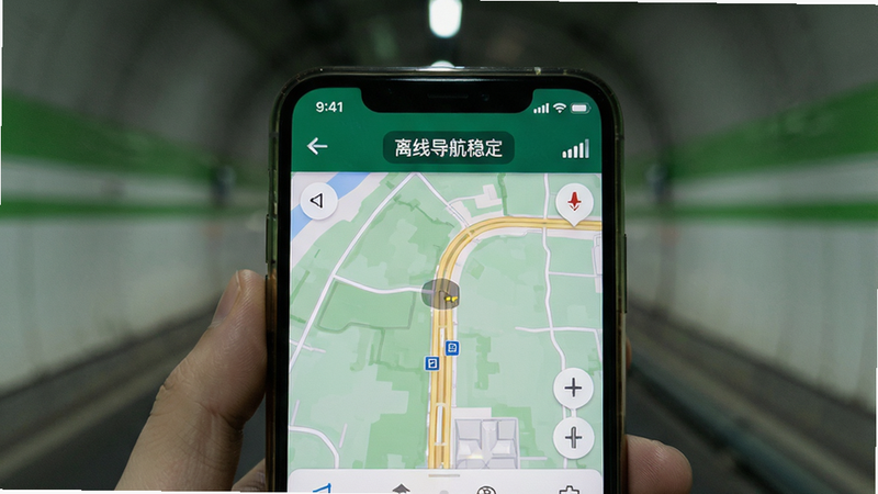 手机在隧道环境中的使用场景,主体为手机界面稳定显示地图,布局特写镜头,排版聚焦屏幕内容,风格写实摄影,细节体现信号图标满格,画质高清,干净,无多余元素,文字标注