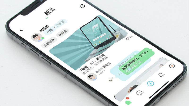 主体为手机屏幕显示“越觅”应用界面,布局清晰展示首页推荐流与底部导航栏,排版简洁现代,风格为清新扁平化设计,细节包含用户头像、兴趣标签气泡及聊天消息预览,画质高清 4K,干净无多余元素