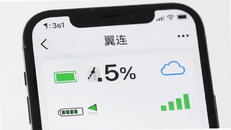 手机界面上显示“翼连”App的状态监控页面,有电量百分比和信号格,背景为白色,文字清晰,风格简洁,细节丰富,高清无模糊